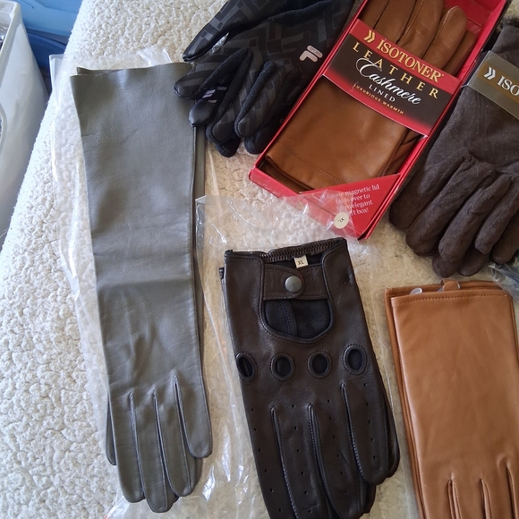 New Lot Of 11 Isotoner Women's Assorted Gloves - Black, Brown, Tan - Picture 6 of 6